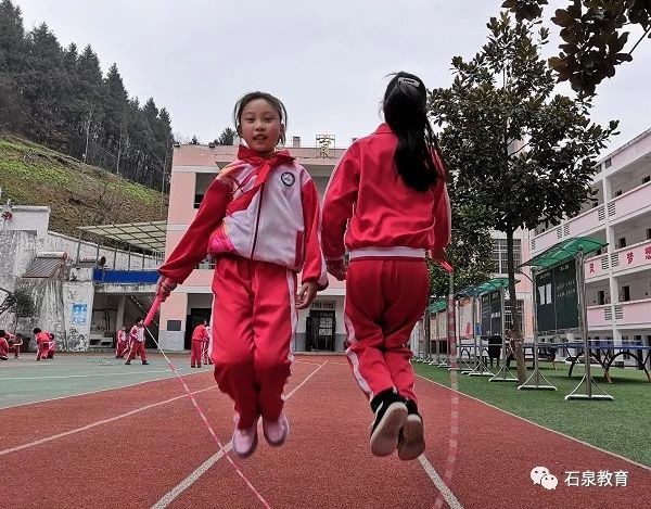 花样跳绳小学生一步一步教_花样跳绳体操小学生_2018小学花样跳绳表演视频