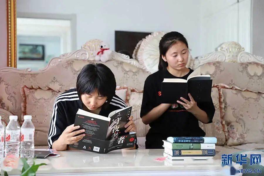 双胞胎足球游戏_双胞胎踢足球技巧_踢足球的双胞胎