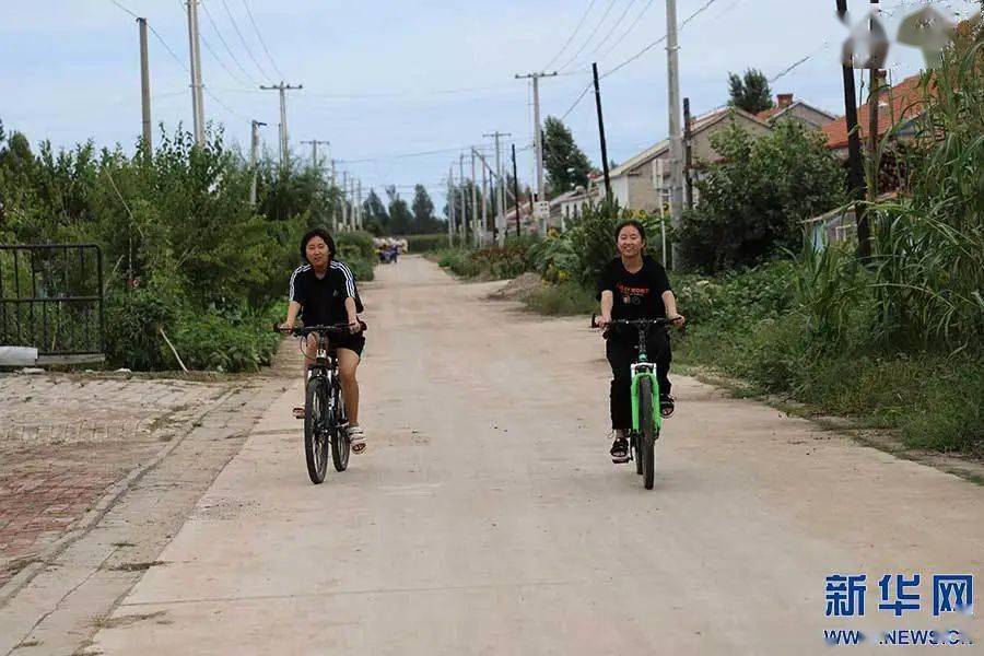 双胞胎足球游戏_踢足球的双胞胎_双胞胎踢足球技巧